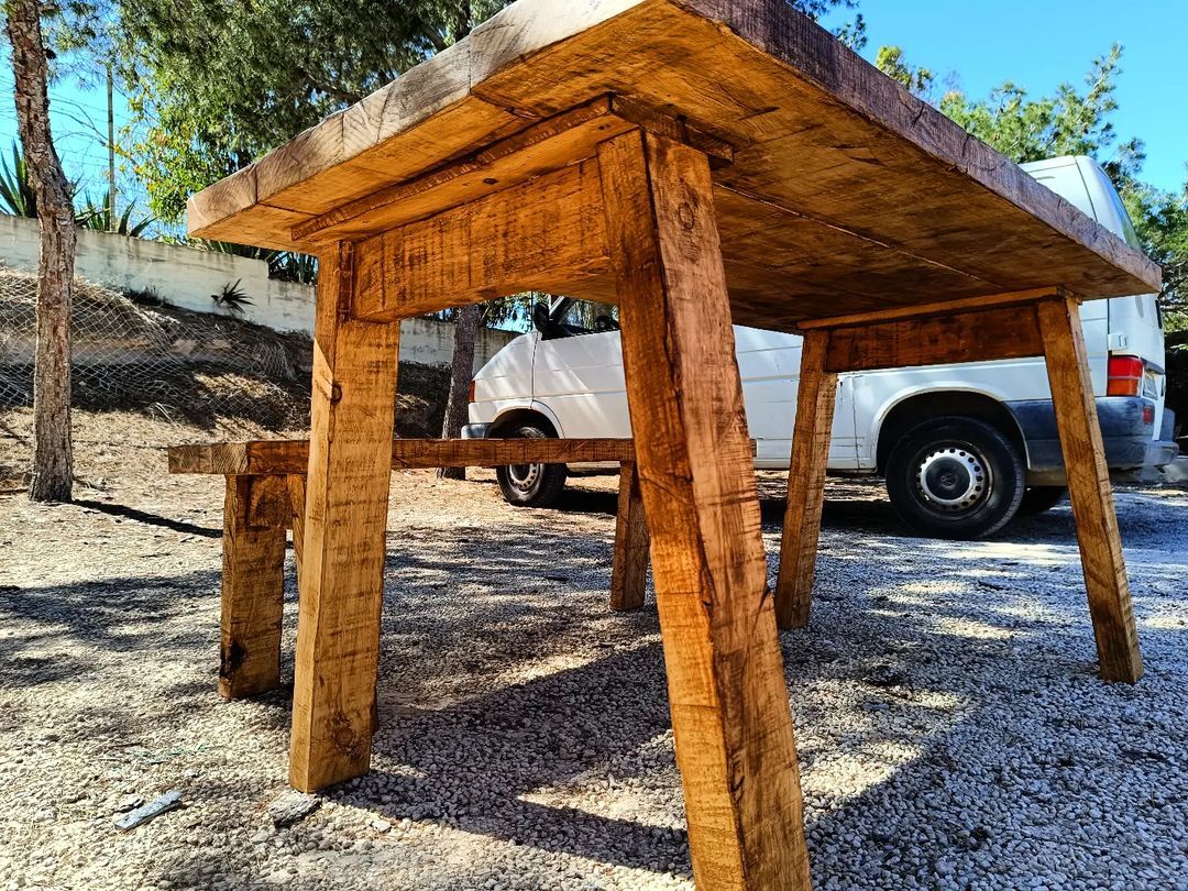 Muebles macizos rústicos, fabricación con espigas encoladas y detalle envejecido, fabricado en listón gordo de pino en bruto.