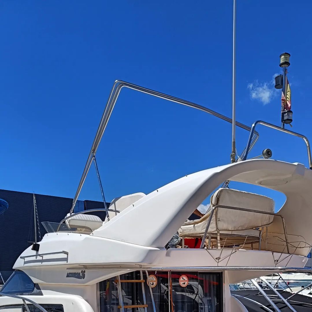 Soportes y herrajes para bimini 3 arcos. Trabajos en acero inox calidad A-316 Embarcación recreativa en club náutico.