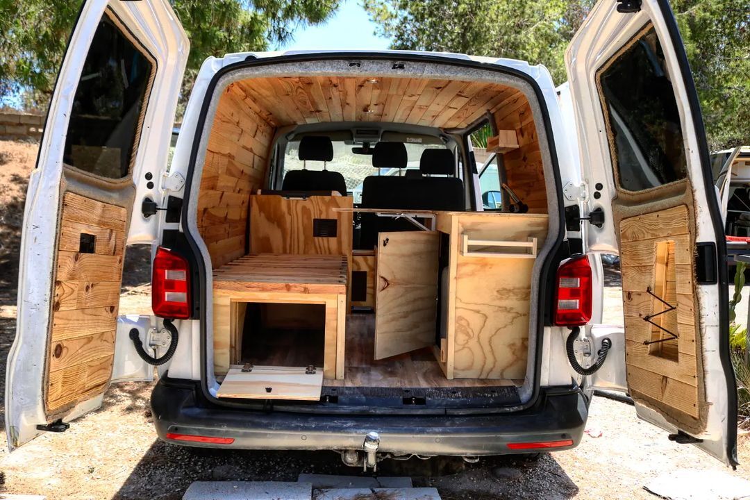 Volkswaguen transporter t5. Camperización sin Homologación Módulos de quita y pon.